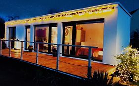 Ranch 66 - Moderni Tiny House Black Swallow Ve Stylu Route 66 Se Saunou A Bazenem