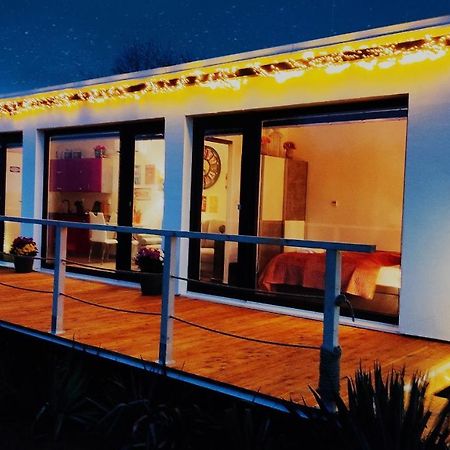 Ranch 66 - Moderni Tiny House Black Swallow Ve Stylu Route 66 Se Saunou A Bazenem Tršice Zewnętrze zdjęcie