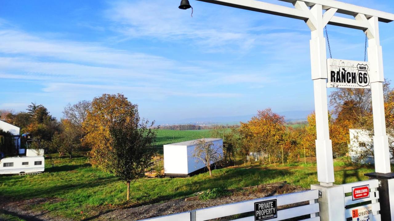 Ranch 66 - Moderni Tiny House Black Swallow Ve Stylu Route 66 Se Saunou A Bazenem Tršice Zewnętrze zdjęcie