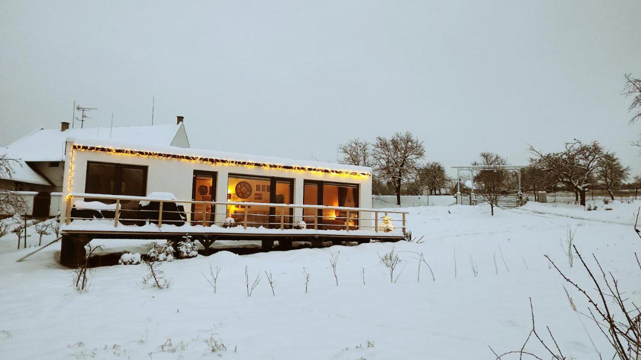 Ranch 66 - Moderni Tiny House Black Swallow Ve Stylu Route 66 Se Saunou A Bazenem Tršice Zewnętrze zdjęcie