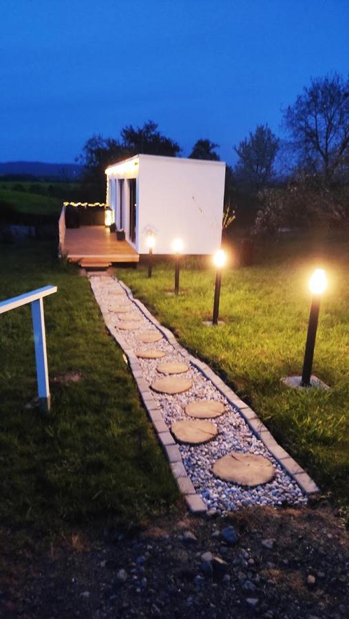 Ranch 66 - Moderni Tiny House Black Swallow Ve Stylu Route 66 Se Saunou A Bazenem Tršice Zewnętrze zdjęcie