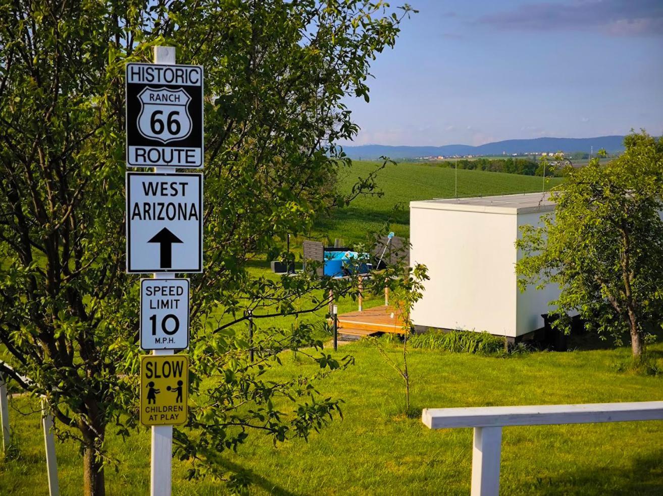 Ranch 66 - Moderni Tiny House Black Swallow Ve Stylu Route 66 Se Saunou A Bazenem Tršice Zewnętrze zdjęcie